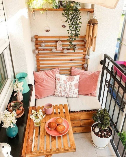 small balcony decor using wooden pallets