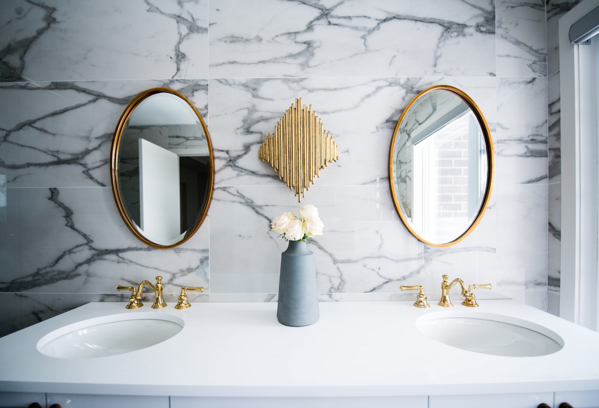 marble and gold bathroom decor