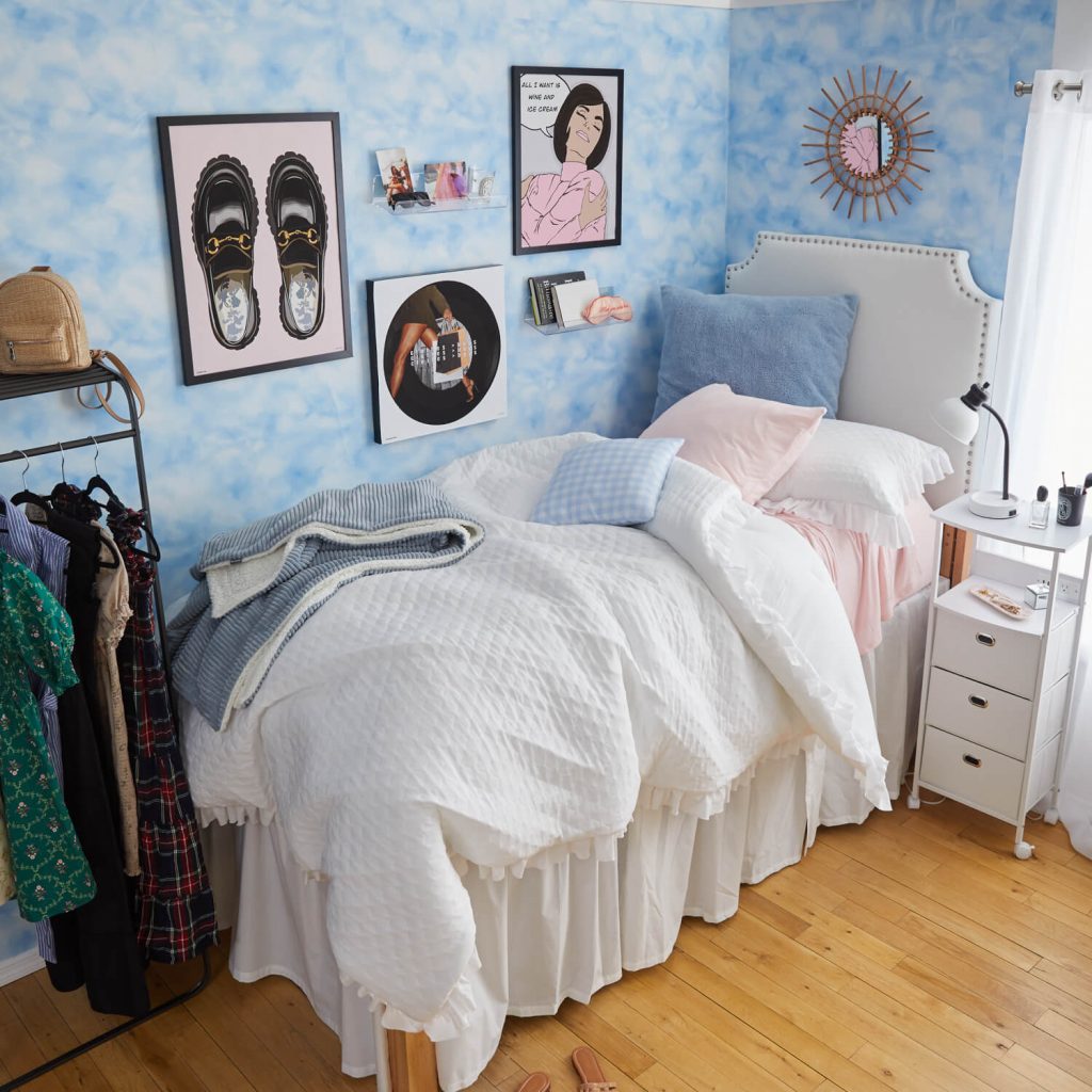 pink and blue dorm room decor